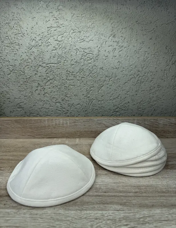 כיפה מעוצבת קטיפה בצבע לבן