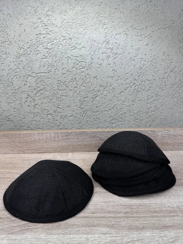 כיפה שחורה נדירה