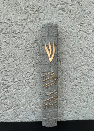 בית מזוזה " כותל אפור ".