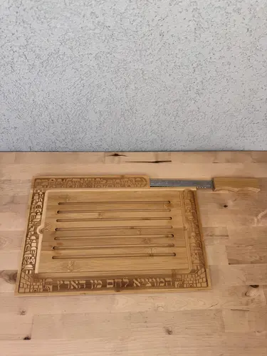מגש חלה + סכין דגם עץ .