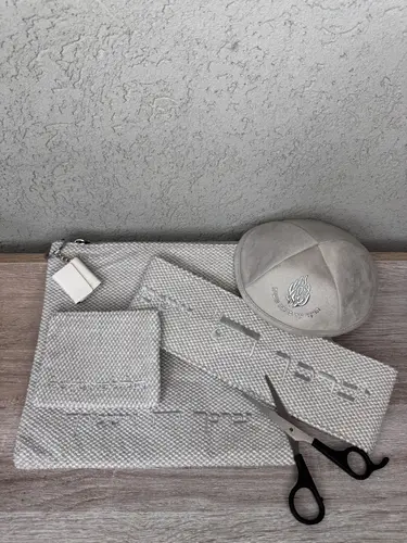 סט חלאקה כולל כיסוי טלית וכיסוי " התלתל הראשון שלי " +כיפה מעוצבת " האש שלי " + מספריים מיוחדות +מחזיק מפתחות תהילים אישי + עטרה לטלית .