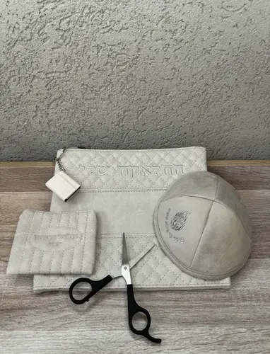 סט חלאקה כולל כיסוי טלית וכיסוי " התלתל הראשון שלי " +כיפה מעוצבת " האש שלי " + מספריים מיוחדות +מחזיק מפתחות תהילים אישית . צבע אפור