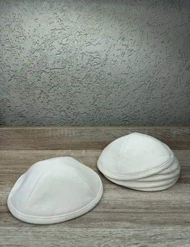 כיפת קטיפה מעוצבת צבע לבן