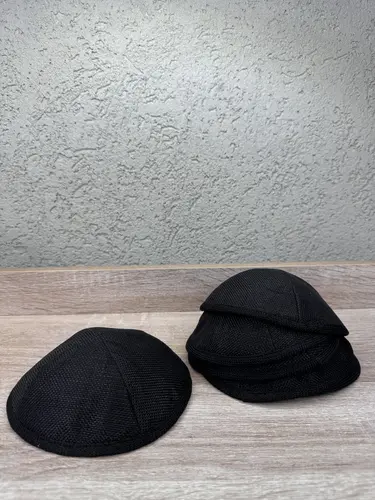 כיפה שחורה נדירה